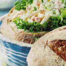 Recept: Groot rond bruin brood gevuld met asperge-ham-eisa