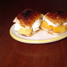 Recept: Caramelbladerdeeg met fruit en slagroom