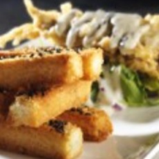 Recept: Gefrituurde haring met rode uiensalade, olijvensau