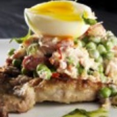 Recept: Karbonade met krabsalade, een gekookt eitje en dra