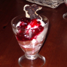 Recept: Roomijs met stoofpeertjes en cranberrysaus