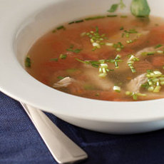 Recept: Heldere tomatenbouillon met doperwtjes en kalkoen Recept: Heldere tomatenbouillon met doperwtjes en kalkoen