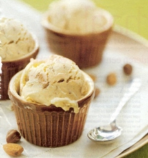 Recept: Mascarpone-ijs met noten en karamel Recept: Mascarpone-ijs met noten en karamel
