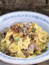 Recept: Smokkelpappardelle met prei en pangrattato Recept: Smokkelpappardelle met prei en pangrattato