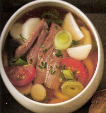 Recept: Maaltijdsoep met lamsvlees en pastinaak Recept: Maaltijdsoep met lamsvlees en pastinaak