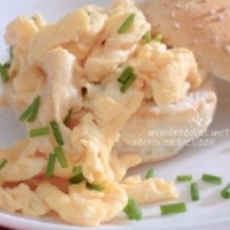 Recept: Minibroodjes met roerei en bieslook