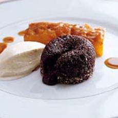 Recept: Gebakken ananas met vloeibaar chocoladecakeje