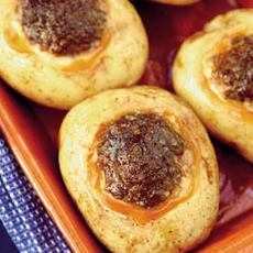 Recept: Gepofte aardappel met rul gebakken worstjes