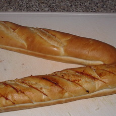 Recept: Knoflook stokbrood met tomaat-tapenade Recept: Knoflook stokbrood met tomaat-tapenade