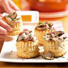 Recept: Bladerdeegbakjes met champignon-salamiragout Recept: Bladerdeegbakjes met champignon-salamiragout