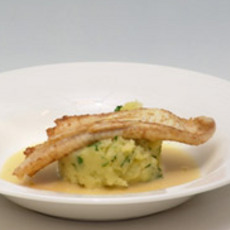 Recept: Tarbot met gepofte aardappel en beurre blanc Recept: Tarbot met gepofte aardappel en beurre blanc