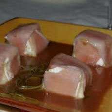 Recept: Bombe van brie met bacon en karamelsaus