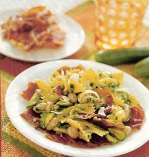 Recept: Strikjespasta met courgette en rauwe ham Recept: Strikjespasta met courgette en rauwe ham