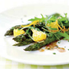 Recept: Geroosterde groene asperges met sinaasappelvinaigr Recept: Geroosterde groene asperges met sinaasappelvinaigr