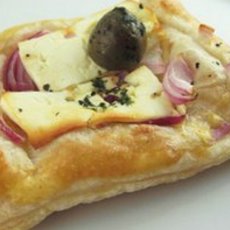 Recept: Bladerdeeggebakje met feta en rode ui