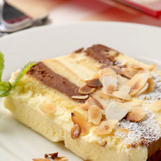 Recept: Cake taart met witte en bruine chocolademousse Recept: Cake taart met witte en bruine chocolademousse