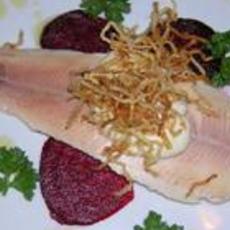Recept: Gerookte forelfilet op een carpaccio van rode biet Recept: Gerookte forelfilet op een carpaccio van rode biet