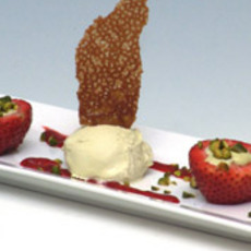 Recept: Aardbeitjes gevuld met pistache cr�me met aardbeie