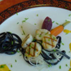 Recept: Sint-Jacobsvruchten met zwarte pasta en kerriesaus