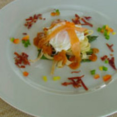 Recept: Gepocheerd eitje met gerookte zalm en tagliatelli 