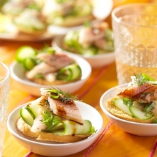 Recept: Crostini met komkommer en paling Recept: Crostini met komkommer en paling