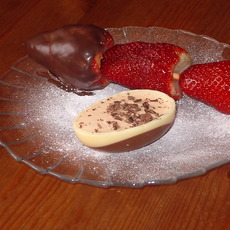 Recept: Dessert-ei met chocolade-aardbeispies