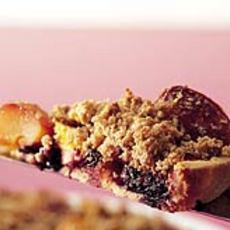 Recept: kruimeltaart met appel pruimen en blauwe bessen