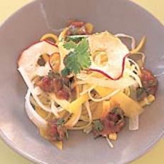 Recept: Mangosalade met pinda koriandersaus en appelchips Recept: Mangosalade met pinda koriandersaus en appelchips