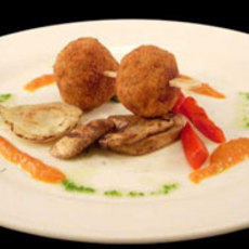 Recept: Met gorgonzola gevulde gefrituurde risottoballetje