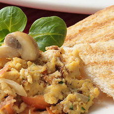 Recept: Roerei- tomatenschotel met ui en champignons 