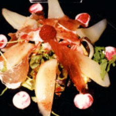 Recept: Gepocheerde peer met parmaham, sla en frambozendre Recept: Gepocheerde peer met parmaham, sla en frambozendre