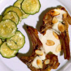 Recept: Lamskoteletjes met amandelsaus 