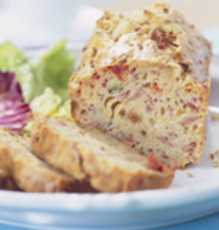 Recept: Hartige cake met ham, pijnboompitten en kaas