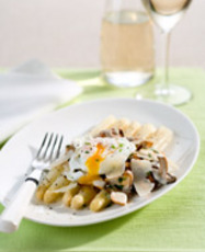 Recept: Asperges met paddestoelenragout, parmezaanse kaas Recept: Asperges met paddestoelenragout, parmezaanse kaas