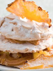 Recept: Tompouces van amandelschuim, karamelroom en ananas Recept: Tompouces van amandelschuim, karamelroom en ananas