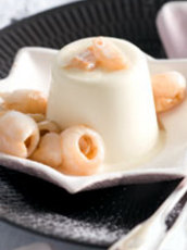 Recept: Panna cotta met kokosmelk en gekarameliseerde lych