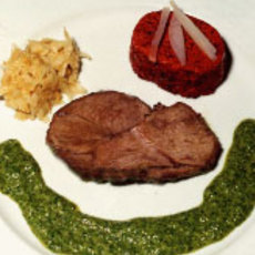 Recept: Lamsbout in zoutdeeg met rode biet, mei knollejes 