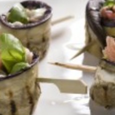 Recept: Gegrilde auberginerolletjes met roomkaas en rauwe 