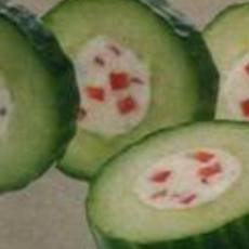 Recept: Komkommerplakjes gevuld met magor en paprikablokje Recept: Komkommerplakjes gevuld met magor en paprikablokje