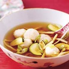 Recept: Geurige bouillon met courgette en visballetjes Recept: Geurige bouillon met courgette en visballetjes