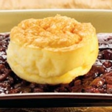 Recept: Warm kaasbiscuittaartje met rozijnen in rode ports