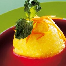 Recept: Schilferijs van sinaasappel met kersensaus 