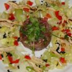 Recept: Taartje van rauwe tonijn op een Japanse salade