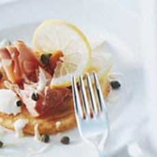 Recept: Pannenkoektaartje met zalm en dillesaus