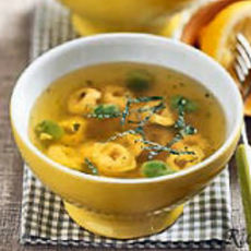 Recept: Bouillon met tortellini, tuinbonen en munt