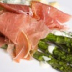 Recept: Gegrilde groene asperges met serranoham en roomaar