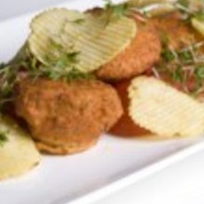 Recept: Gefrituurde visbolletjes met tomatensalade Recept: Gefrituurde visbolletjes met tomatensalade