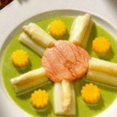 Recept: Asperges met zalm en kervelsaus Recept: Asperges met zalm en kervelsaus