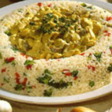 Recept: Kleurige rijstrand met romige kipkerrie 