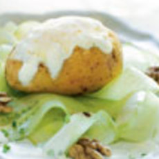 Recept: Gepofte aardappel met mozzarella en komkommer